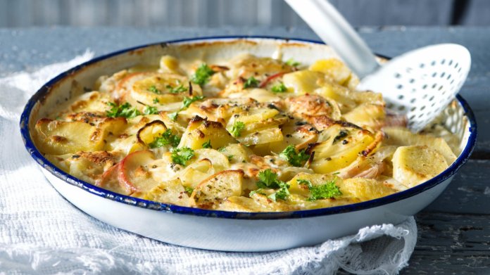 Bramborový gratin s jablkem a modrým sýrem Bramborový gratin s jablkem a modrým sýrem