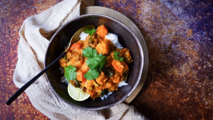 S Klárou v kuchyni: Indické curry z červené čočky s květákem a dýní S Klárou v kuchyni: Indické curry z červené čočky s květákem a dýní
