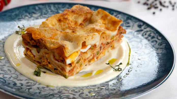 Lasagne s tuňákem, hráškem, vejcem a bešamelem Lasagne s tuňákem, hráškem, vejcem a bešamelem
