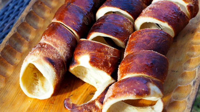 Trdelník z kynutého těsta pečený na ohni Trdelník z kynutého těsta pečený na ohni