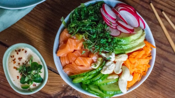 Poke bowl s marinovaným lososem Poke bowl s marinovaným lososem