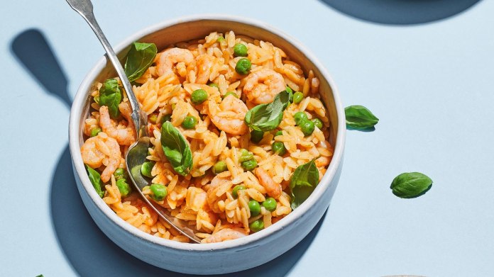Rizoto z těstovinové rýže orzo s krevetami a hráškem Rizoto z těstovinové rýže orzo s krevetami a hráškem