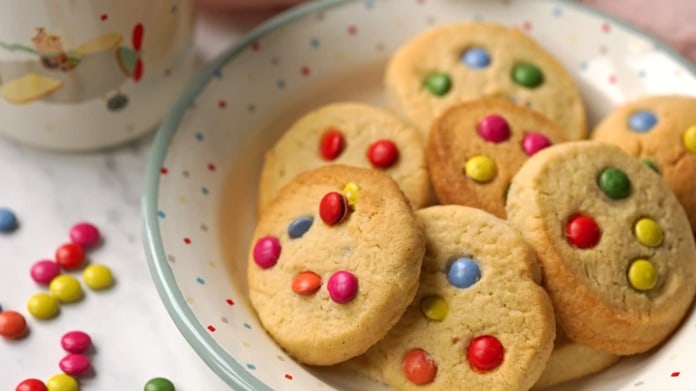 Máslové sušenky cookies s lentilkami Máslové sušenky cookies s lentilkami