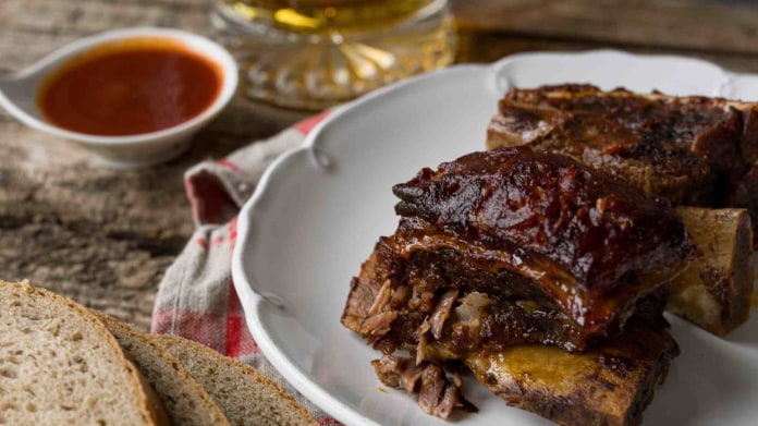 Pomalu pečená hovězí žebra s domácí BBQ omáčkou Pomalu pečená hovězí žebra s domácí BBQ omáčkou