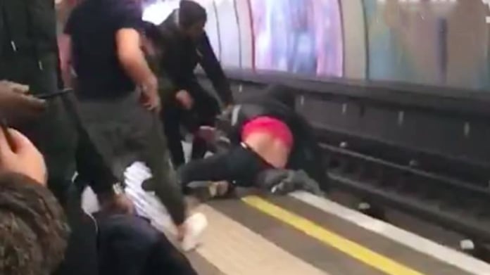 Opilí muži spadli do kolejiště v metru Opilí muži spadli do kolejiště v metru