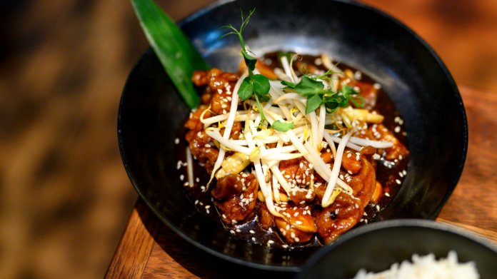 Vyhlášené kuřecí kung pao z restaurace Sia Vyhlášené kuřecí kung pao z restaurace Sia