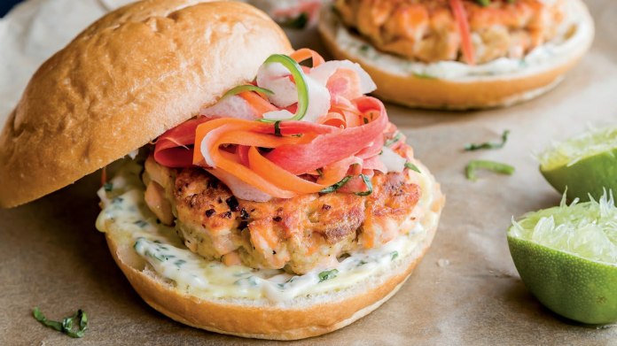 Burgery s lososem, řeřichou a dresinkem Burgery s lososem, řeřichou a dresinkem