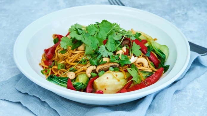 Smažené nudle s pak choi a Kikkoman sójovou omáčkou Smažené nudle s pak choi a Kikkoman sójovou omáčkou