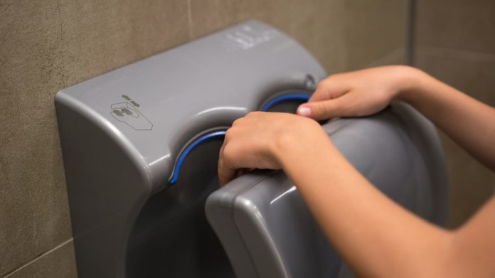 Proč byste neměli používat sušičky na ruce na toaletách? Proč byste neměli používat sušičky na ruce na toaletách?