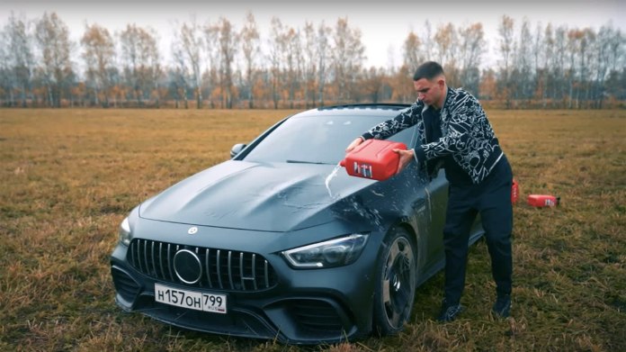 Ruský youtuber zapálil svůj Mercedes 1 Ruský youtuber zapálil svůj Mercedes 1