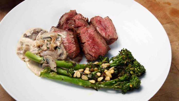 Hanger steak s brokolicí a houbovou omáčkou Hanger steak s brokolicí a houbovou omáčkou