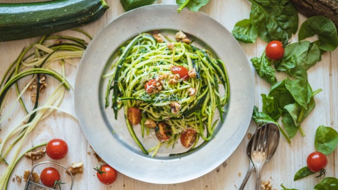 Cuketové zoodles se špenátovým pestem Cuketové zoodles se špenátovým pestem