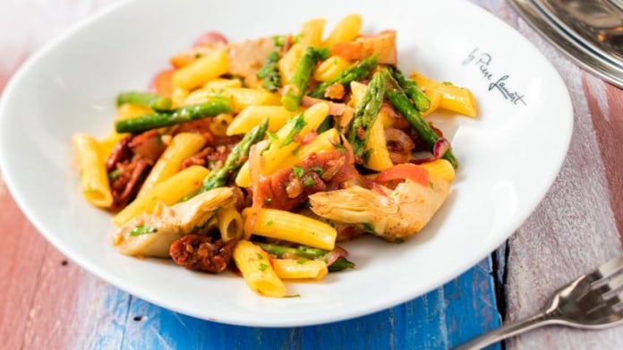 Italské těstoviny penne se zeleným chřestem a sušenými rajčaty Italské těstoviny penne se zeleným chřestem a sušenými rajčaty