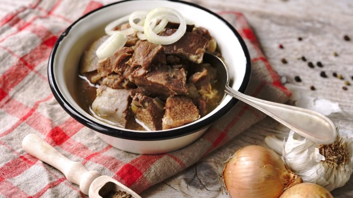 Pravý zabijačkový guláš, který vyniká chutí masa Pravý zabijačkový guláš, který vyniká chutí masa