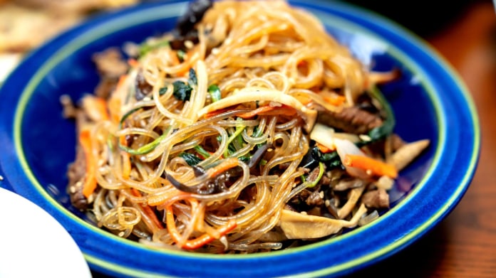 Japchae: Korejské nudle s hovězím masem a zeleninou Japchae: Korejské nudle s hovězím masem a zeleninou