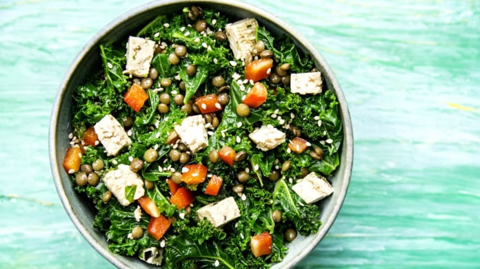 Salát z kadeřávku s tofu, zelenou čočkou a tahini dresinkem Salát z kadeřávku s tofu, zelenou čočkou a tahini dresinkem