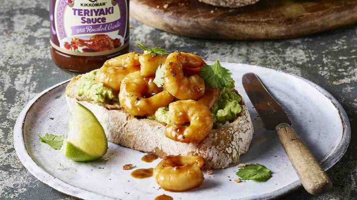 Toast s Teriyaki, krevetami a avokádem Toast s Teriyaki, krevetami a avokádem