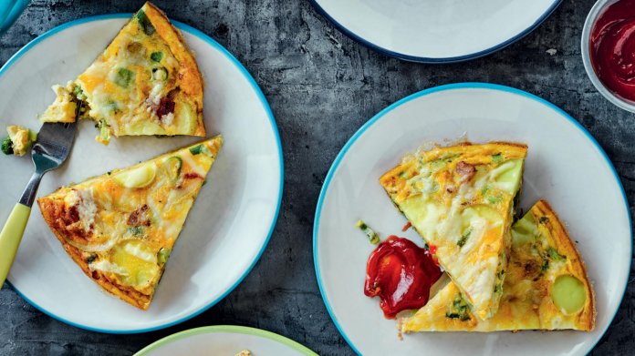 V troubě pečená frittata se slaninou, bramborami a jarní cibulkou V troubě pečená frittata se slaninou, bramborami a jarní cibulkou