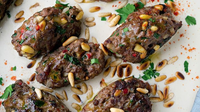 Jehněčí kofty s tahini omáčkou - Kofta b’sinija Jehněčí kofty s tahini omáčkou - Kofta b’sinija