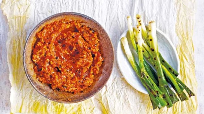 Dip Romesco s grilovanou jarní cibulkou Dip Romesco s grilovanou jarní cibulkou