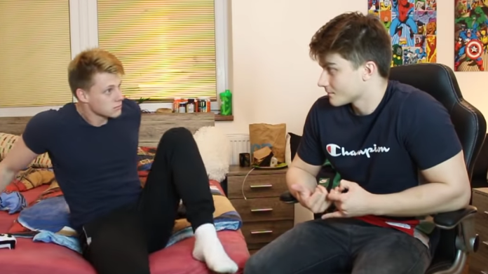 Datel řekl kamarádovi, že je gay. 1 Datel řekl kamarádovi, že je gay. 1