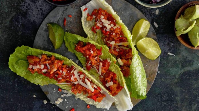 Krůtí tacos v salátových listech Krůtí tacos v salátových listech