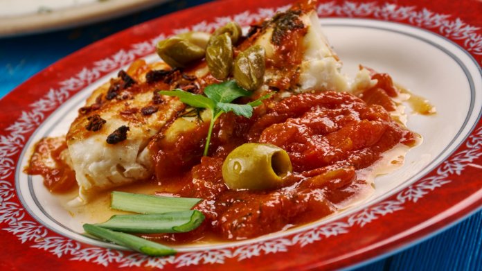 Baccala in caseruola – tradiční neapolský recept na tresku s rajčaty a olivami Baccala in caseruola – tradiční neapolský recept na tresku s rajčaty a olivami