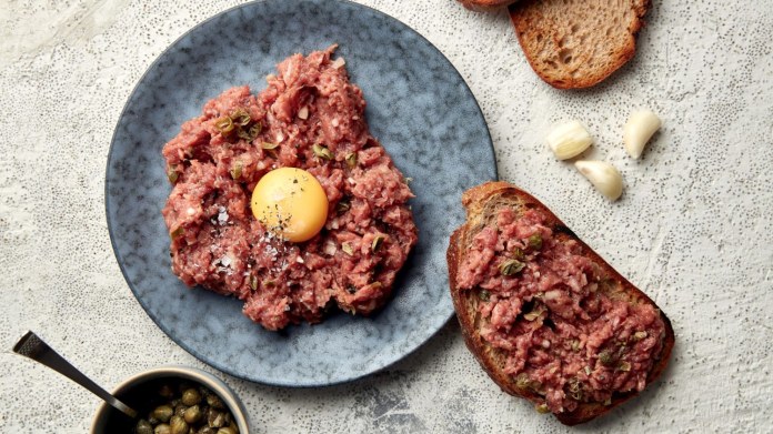 Oblíbený recept na tatarák z hovězího masa podle Zdeňka Pohlreicha Oblíbený recept na tatarák z hovězího masa podle Zdeňka Pohlreicha