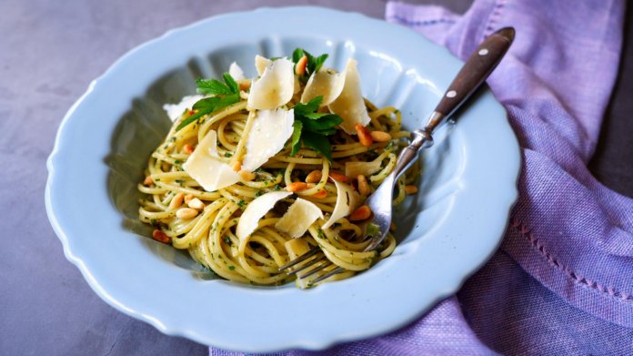 S Klárou v kuchyni: Divoké pesto z bršlice S Klárou v kuchyni: Divoké pesto z bršlice