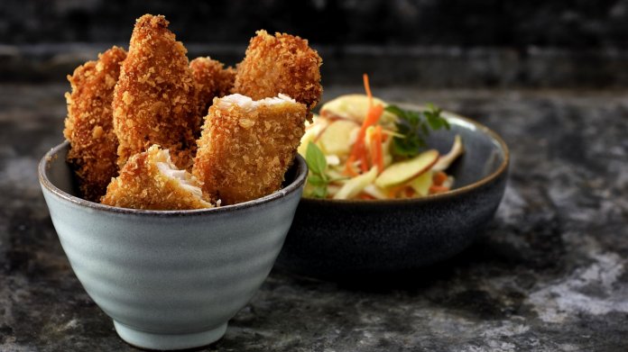 Krůtí stripsy v panko strouhance s jednoduchým zelným coleslaw salátem Krůtí stripsy v panko strouhance s jednoduchým zelným coleslaw salátem