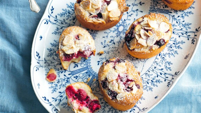 Malinovo mandlové koláčky friands Malinovo mandlové koláčky friands