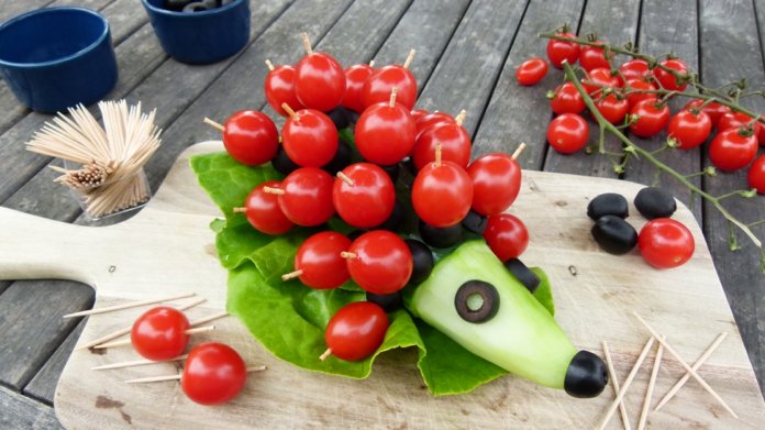 Ježek ze salátové okurky a cherry rajčátek Ježek ze salátové okurky a cherry rajčátek