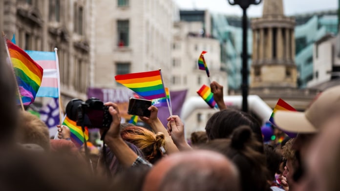 90letý muž konečně přiznal své rodině, že je gay 1 90letý muž konečně přiznal své rodině, že je gay 1