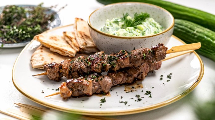 Řecké jehněčí souvlaki s pitou a tzatziki Řecké jehněčí souvlaki s pitou a tzatziki
