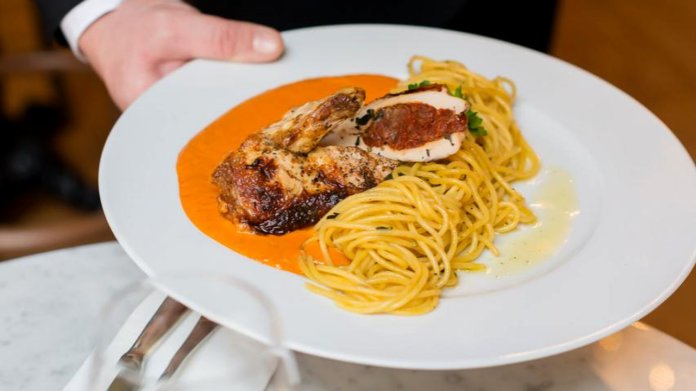 Supreme kuřecí steak špikovaný sušenými rajčaty s omáčkou z pečených paprik a čerstvými těstovinami Supreme kuřecí steak špikovaný sušenými rajčaty s omáčkou z pečených paprik a čerstvými těstovinami