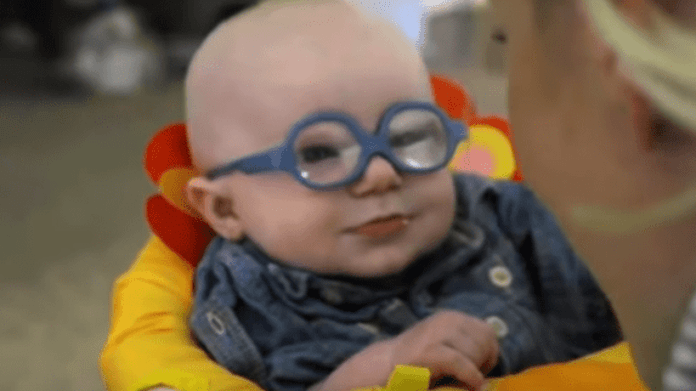 Miminko a jeho dojemná reakce Miminko a jeho dojemná reakce