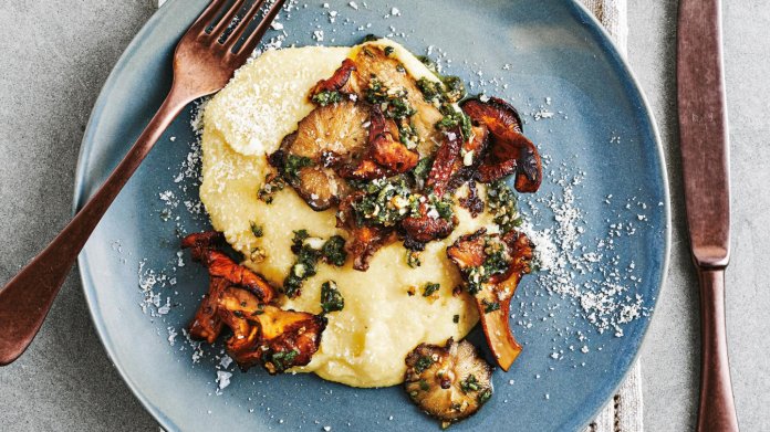 Měkká kukuřičná polenta s restovanými houbami Měkká kukuřičná polenta s restovanými houbami