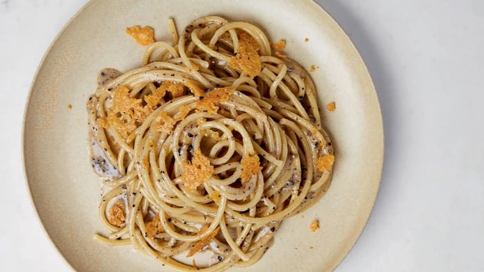 Těstoviny cacio e pepe s parmazánovými křupinkami podle Gordona Ramsaye Těstoviny cacio e pepe s parmazánovými křupinkami podle Gordona Ramsaye