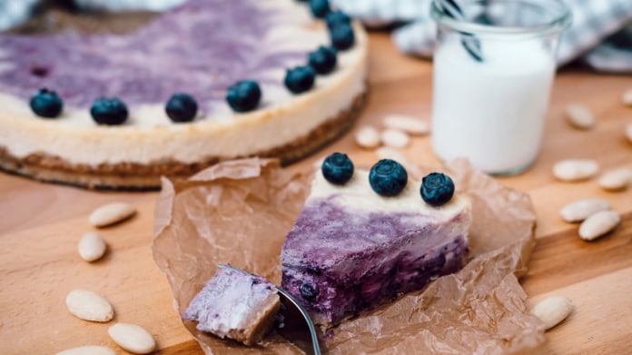 Cheesecake s borůvkami a špaldovým korpusem Cheesecake s borůvkami a špaldovým korpusem