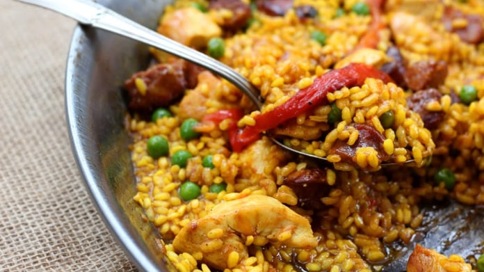 Moderní paella s chorizem a kuřecím masem Moderní paella s chorizem a kuřecím masem