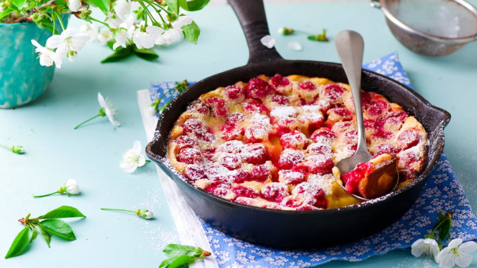 Třešňový clafoutis - nadýchaný francouzský dezert s minimem mouky Třešňový clafoutis - nadýchaný francouzský dezert s minimem mouky