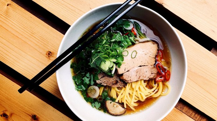 Kachní Shoyu ramen s vepřovým bůčkem z resturace Café Buddha Kachní Shoyu ramen s vepřovým bůčkem z resturace Café Buddha