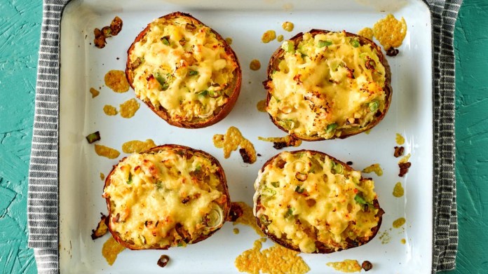 Pečené brambory Welsh Rarebit se sýrem a worcesterskou omáčkou Pečené brambory Welsh Rarebit se sýrem a worcesterskou omáčkou