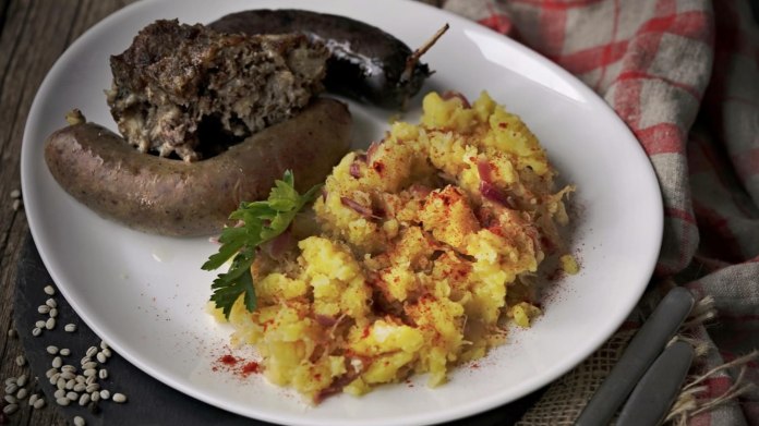 Bramborová lepenice s jitrnicí a jelitem Bramborová lepenice s jitrnicí a jelitem