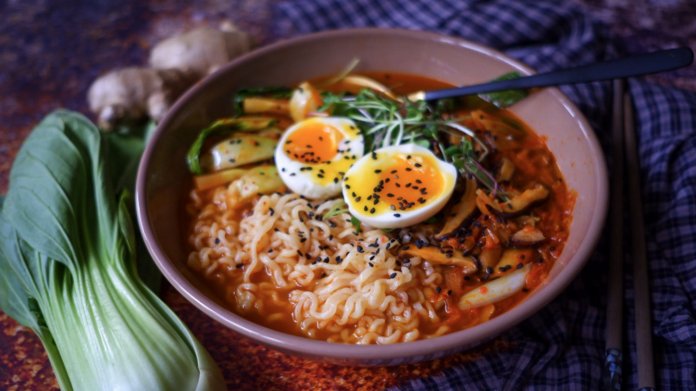 S Klárou v kuchyni: Jednoduchý kimchi ramen S Klárou v kuchyni: Jednoduchý kimchi ramen