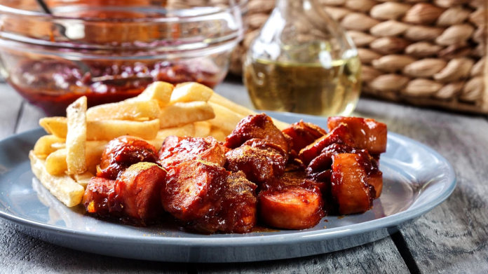 Currywurst – nejoblíbenější street food z Berlína s originální omáčkou Currywurst – nejoblíbenější street food z Berlína s originální omáčkou