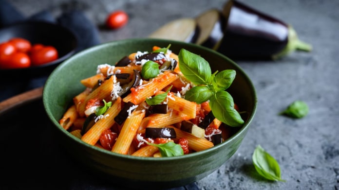 Penne s lilkem, rajčaty a bazalkou Penne s lilkem, rajčaty a bazalkou