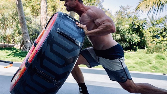 Chris Hemsworth ukázal obří ruku 1 Chris Hemsworth ukázal obří ruku 1