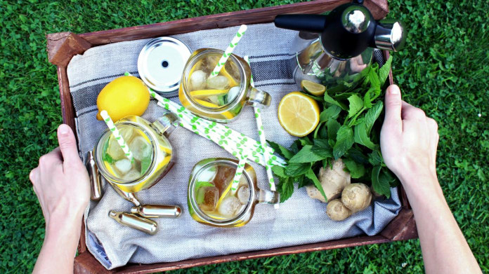 Zázvorová limonáda s citronem a mátou Zázvorová limonáda s citronem a mátou