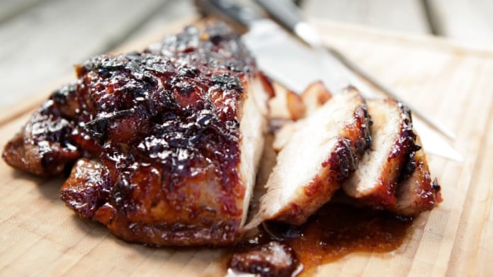 Pomalu pečený bůček potíraný marmeládou Pomalu pečený bůček potíraný marmeládou